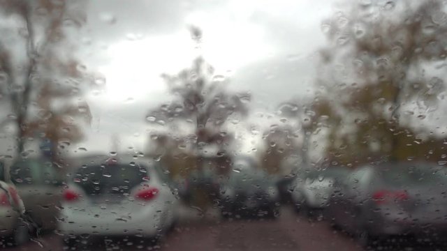 le gocce di pioggia sulla finestra