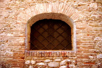 Antica finestra con griglia a Teramo, Abruzzo, Italia