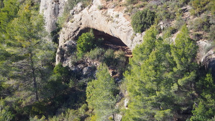 cueva natural en las montañas Prades, en Tarragona, España, Europa