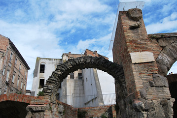 Rovine di anfiteatro romano. Teramo, Abruzzo, Italia