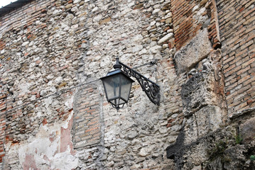 Antico lampione sulle mura storiche, Teramo, Abruzzo, Italia