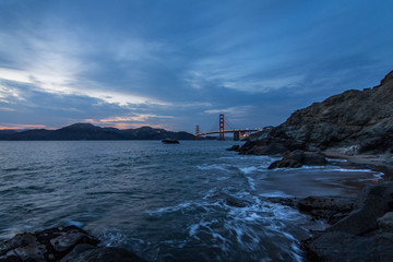 Fototapeta na wymiar Sunset at Golden Gate Bridge with a view on the sea
