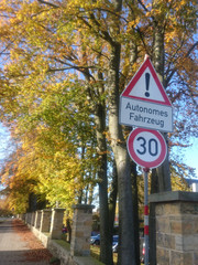 Autonomes Fahrzeug Verkehrsschild