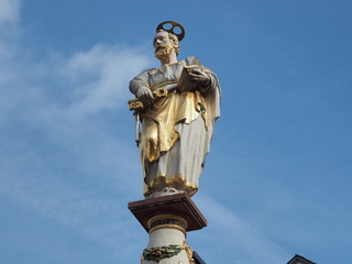 Fototapeta na wymiar Marktbrunnen mit der Figur des Stadtpatrons Petrus
