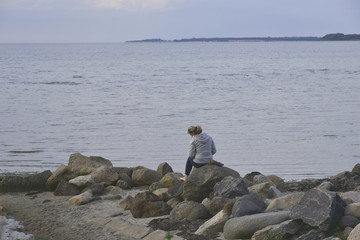 Fototapeta na wymiar Barfuß auf den Steinen - an der Ostsee 