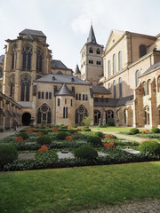 Fototapeta na wymiar Hohe Domkirche St. Peter zu Trier 