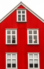 Gartenposter Rouge 2 Straßenaufnahme in Reykjavik. Traditionelles rotes Haus. Rote Fassade