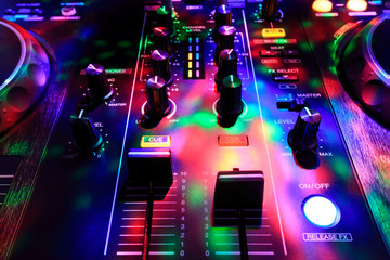 Dj consolle, audio mixer, con luci colorate da discoteca