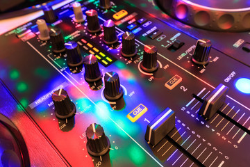 Dj consolle, audio mixer, con luci colorate da discoteca