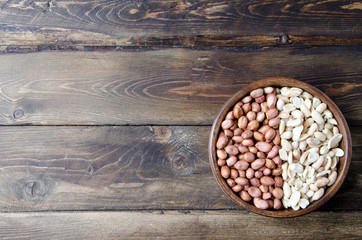 peanuts on wooden background