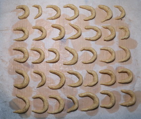 Vanillekipferl Teiglinge auf Blech.