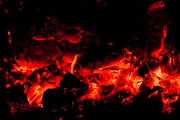Obraz premium Beauty of smoldering flames and coals of fire.