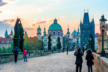 Obraz premium Charles Bridge (Karluv Most) and Prague architecture at sunrise, Czech Republic