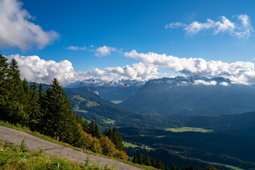 Fototapeta na wymiar Gleitschrimfliegen in den Alpen
