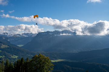 Gleitschirmfliegen in den Alpen