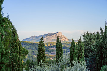 Vue panoramique sur la montagne Sainte Victoire depuis le terrain des peintres Aix-en-Provence. France.	 - 305281605