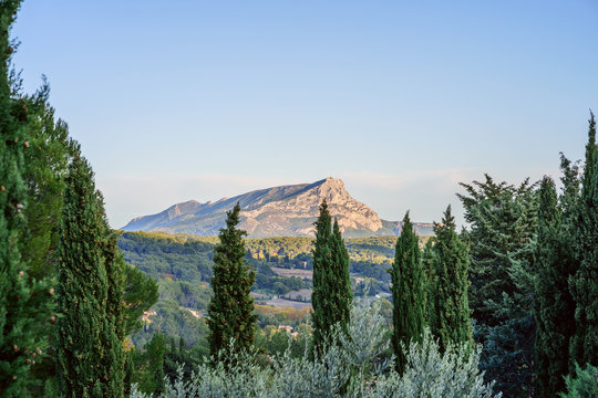 Vue panoramique sur la montagne Sainte Victoire depuis le terrain des peintres Aix-en-Provence. France.	