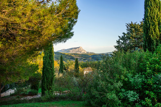 Vue panoramique sur la montagne Sainte Victoire depuis le terrain des peintres Aix-en-Provence. France.	