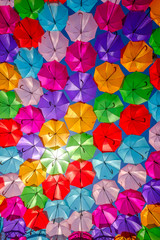 Fototapeta na wymiar Toit des parapluies colorés, décoration de ville, ciel bleu ensoleillé, 