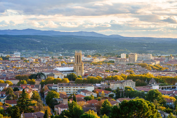 Vue panoramique sur la ville Aix-en-Provence en automne. Coucher de soleil. France, Provence.	 - 305281807