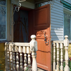 Obraz premium Open door and old traditional porch