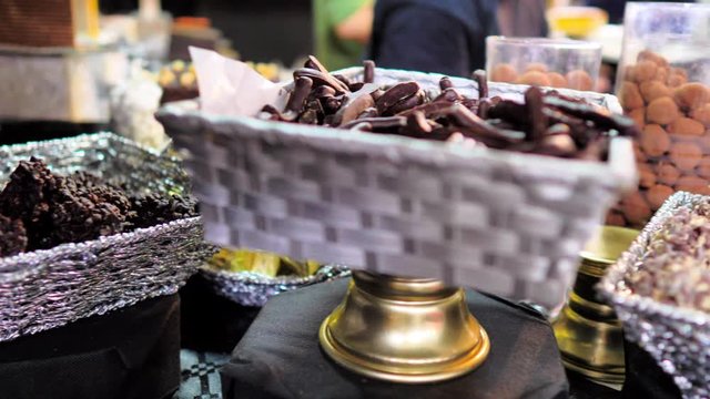 mesa decorada llena de pasteles y turrones de navidad