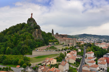 Plongée depuis l'Aiguilhe sur le Puy-en-Velay (43000) dominé par la vierge Notre dame de France,...