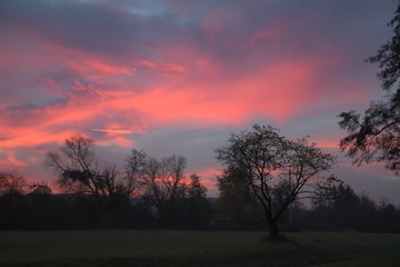 Fototapeta premium Morgendämmerung und Sonnenaufgang in Elsenfeld am Main. Elsenfeld liegt in Franken, Bayern gegenüber von Obernburg.