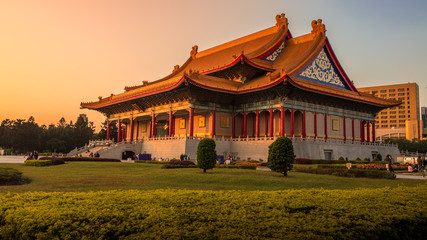 Obraz premium Sunset in beautiful monument of National Theater on sunny day in Taipei city.