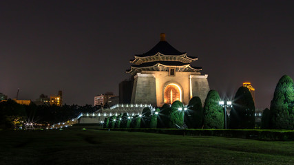 Obraz premium Entrance gate to beautiful monument Chiang Kai Shek memorial hall at night.