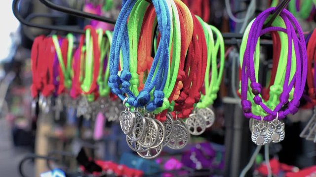 grupo de pulsera de colores movidas por el viento