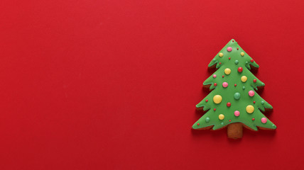 Edible Christmas tree, gingerbread, Happy New Year, red background, Copy space