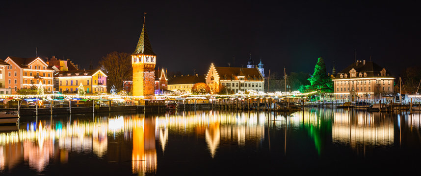 strahlend erleuchteter Hafen und Stadtkulisse in Lindau, zur Hafenweihnacht (D, Bayern, Bodensee) romantically View to the Christmas harbour Lake Constance