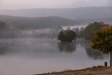 Fototapeta na wymiar Wasser See und Nebel