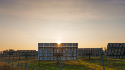 Solarpark im Sonnenuntergang