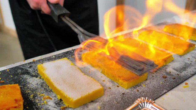 Cocinero quemando con plancha turr&oacute;n de yema