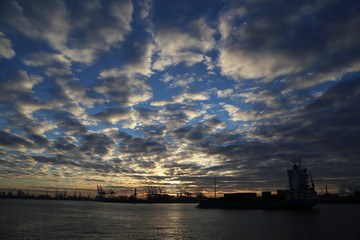 Naklejka premium Hamburg Hafen mit dramatischen Sonnenaufgang Himmel