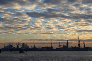 Fototapeta premium Hamburg Hafen mit dramatischen Sonnenaufgang Himmel