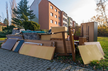 Sperrmüll an einem Wohnblock