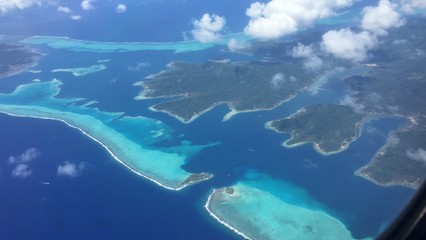 Fototapeta na wymiar Bora Bora desde el cielo