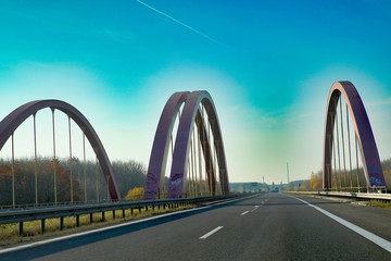 Fototapeta premium Stahlbogenbrück auf der Autobahn A38