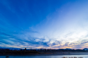 夕日　青空　川の霧　蒸気霧　美しい風景
