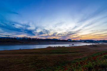 夕日　青空　川の霧　蒸気霧　美しい風景