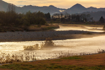 川の蒸気霧　初冬　夕方　川霧　自然現象