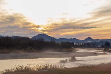 川の蒸気霧　初冬　夕方　川霧　自然現象