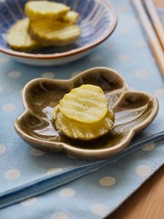 오이 피클과 젓가락 