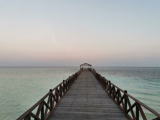 Fototapeta premium Piękny widok wschodu słońca na wyspie Sipadan przed udaniem się na nurkowanie o wschodzie słońca w Barracuda Point, wyspa Sipadan, Semporna. Sabah, Malezja. Borneo. Ziemia pod wiatrem.