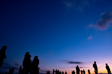 夕方・人々のシルエット