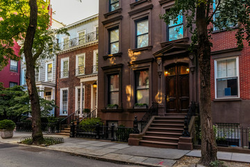 Fototapeta na wymiar Brownstone facades & row houses at sunset in an iconic neighborhood of Brooklyn Heights in New York City