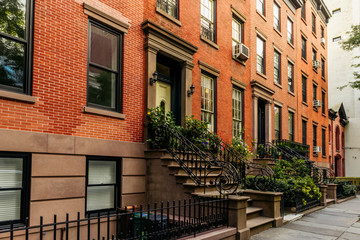 Naklejka premium Brownstone facades & row houses at sunset in an iconic neighborhood of Brooklyn Heights in New York City
